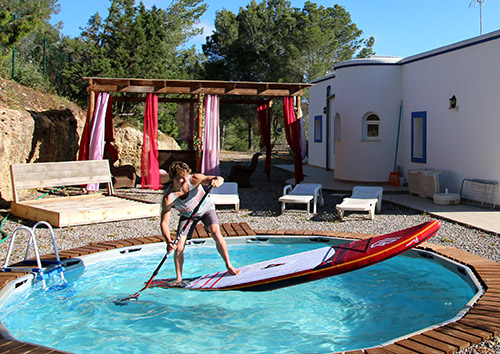 Stand-Up-Paddle-fun-pool